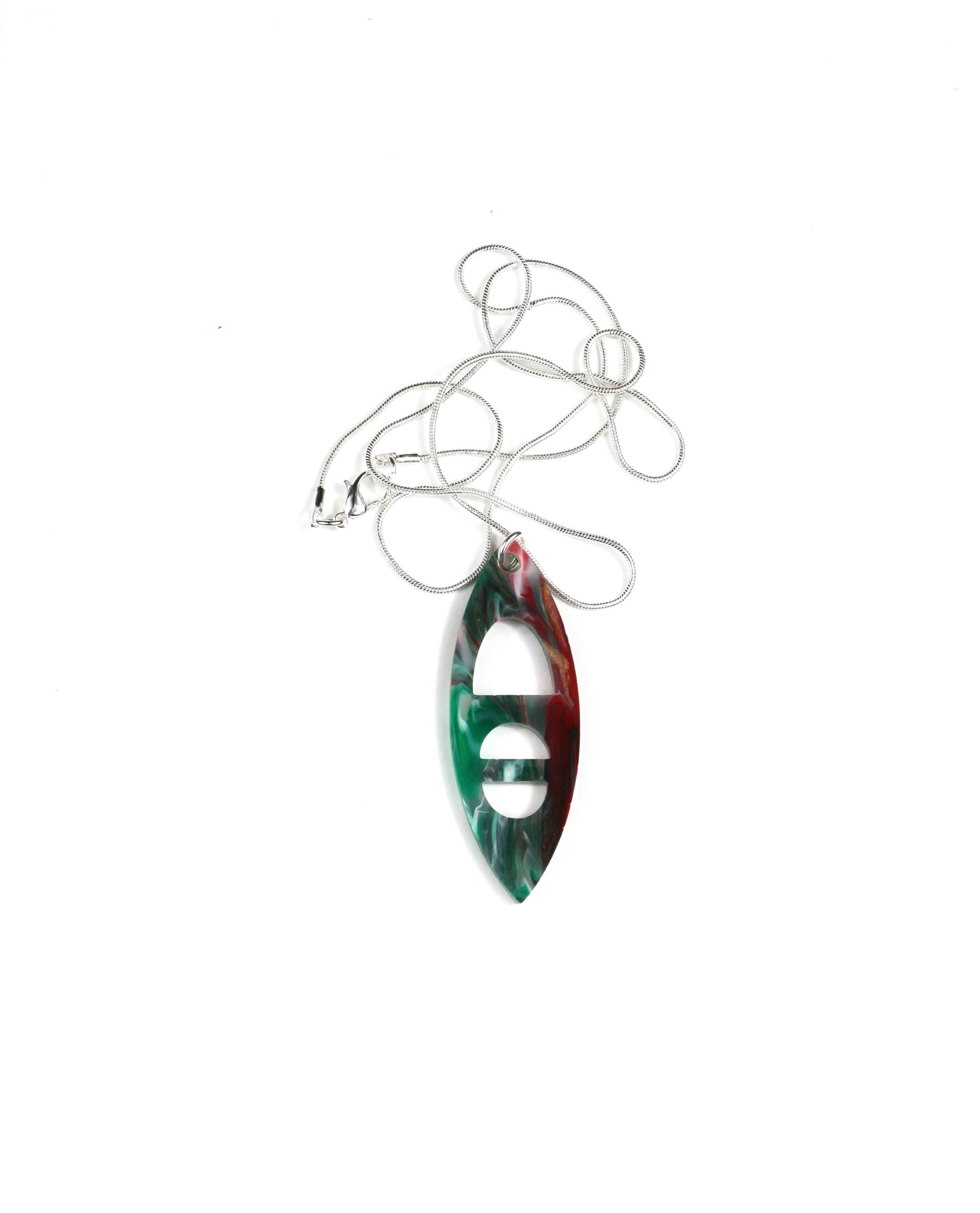 Collar rojo, verde y dorado: Deslumbra con el Resplandor del Sol en tu Cuello-0
