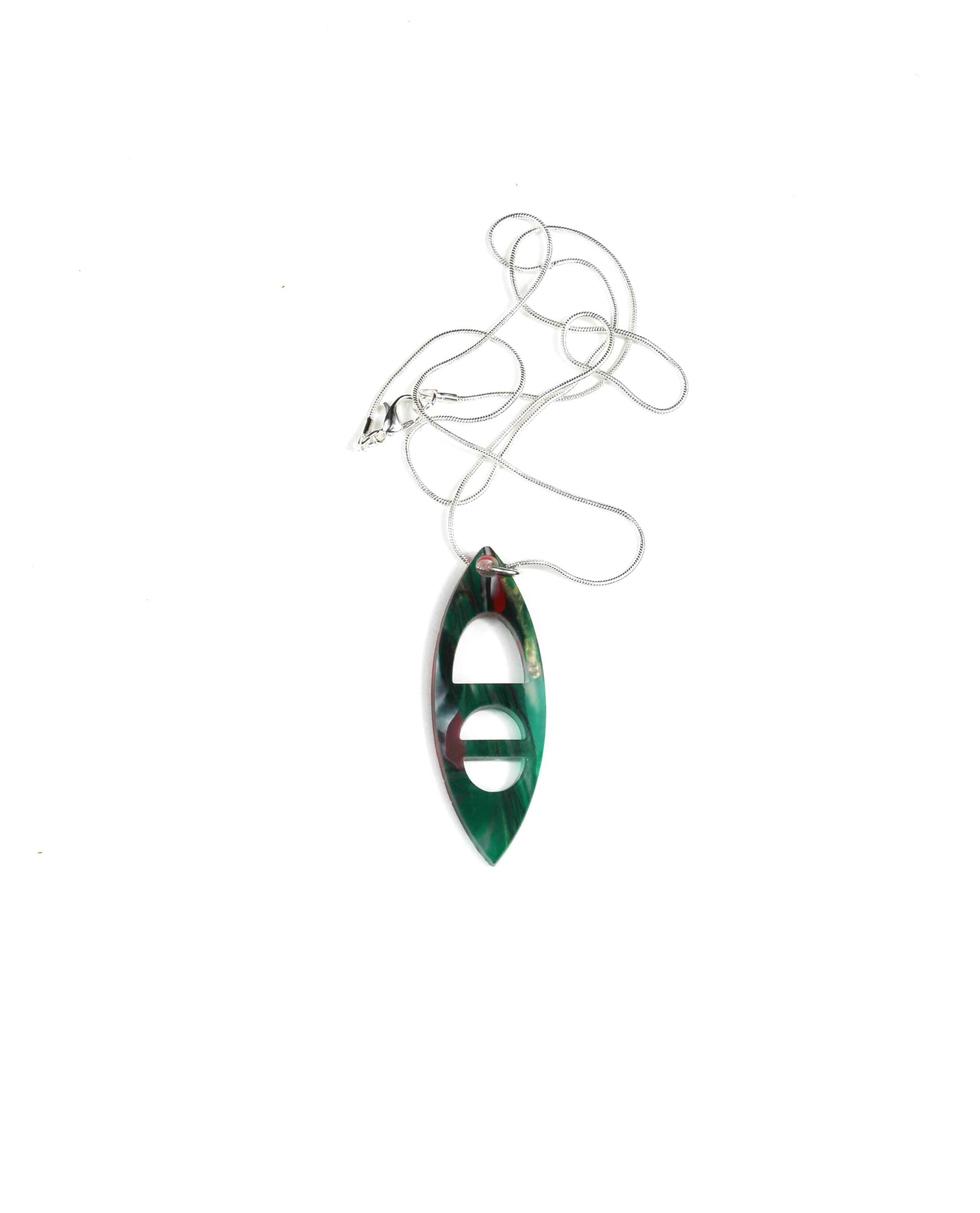 Collar rojo, verde y dorado: Deslumbra con el Resplandor del Sol en tu Cuello-2