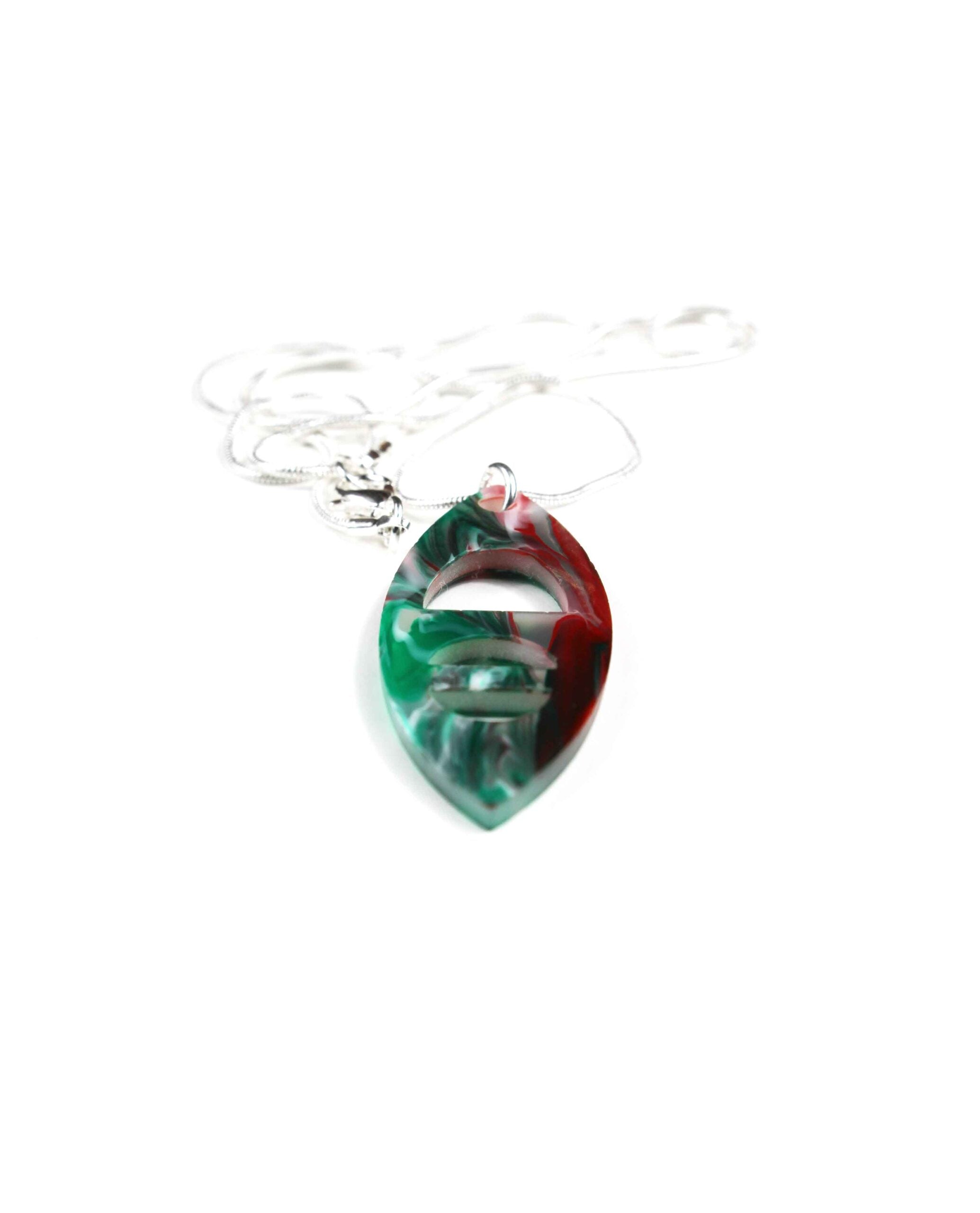 Collar rojo, verde y dorado: Deslumbra con el Resplandor del Sol en tu Cuello-1
