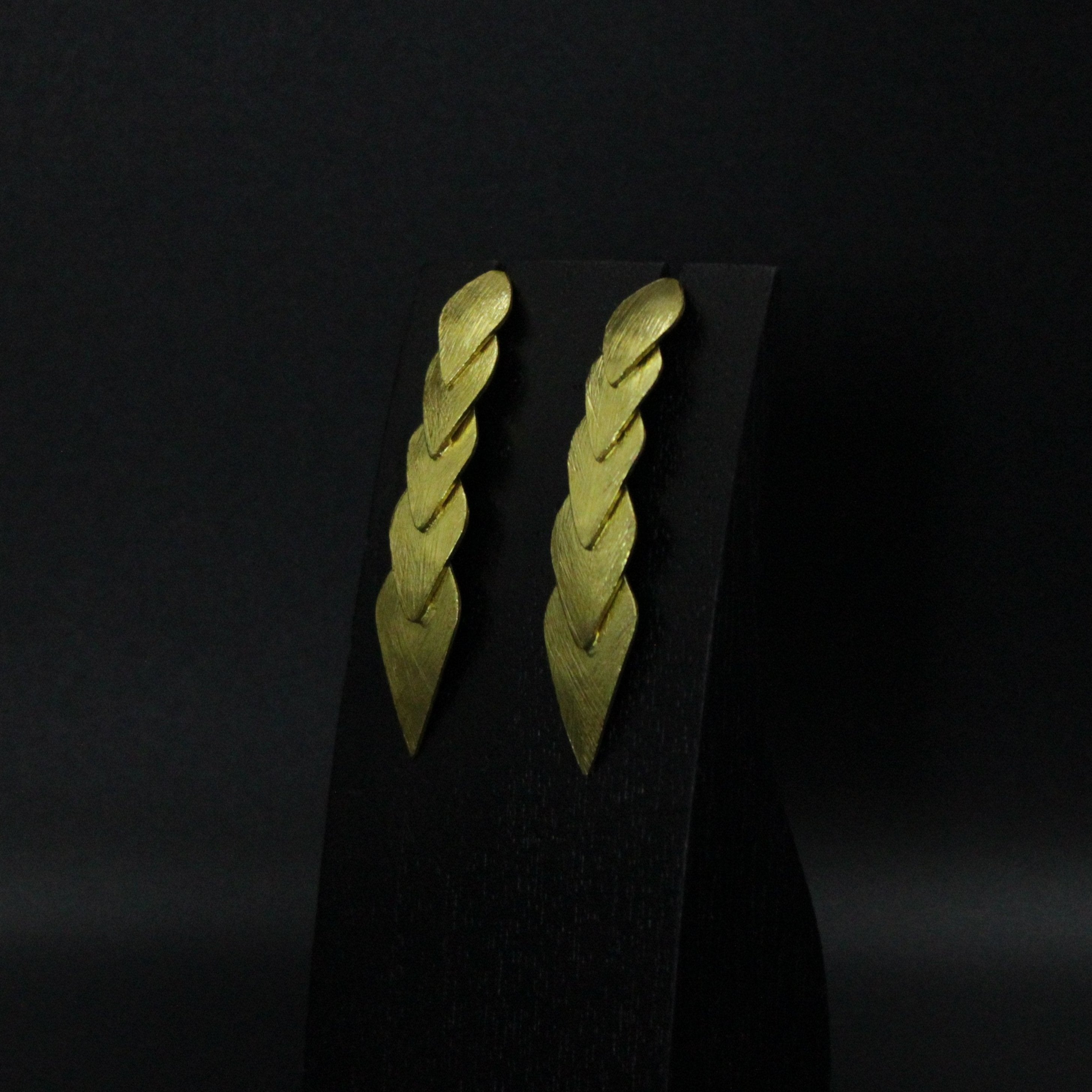 Pendientes SOLVAY bañados en oro - Diseño con carácter-1